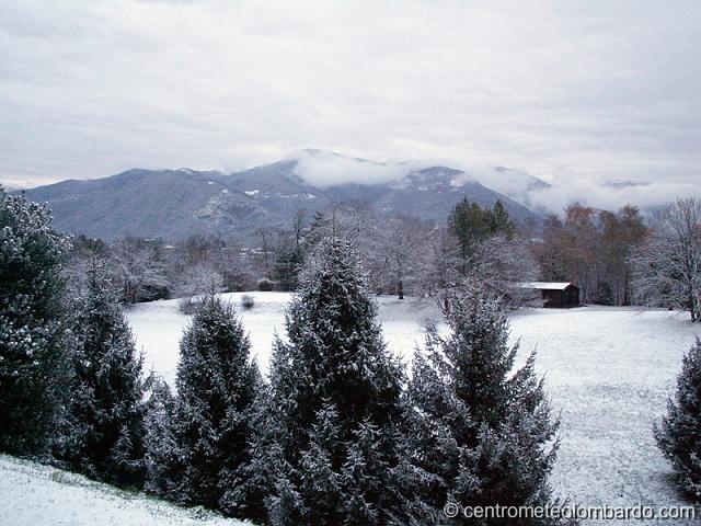 8.JPG - San Fermo della battaglia, loc. Cardano (CO), ore 7.45. Sullo sfondo il Monte Bisbino. Foto di Stefano Vincenzi.