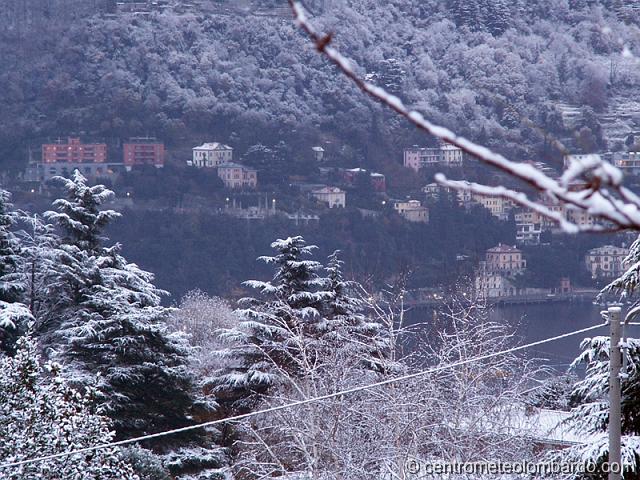 9.JPG - San Fermo della battaglia (CO), ore 7.45. Scorcio panoramico e limite della neve sul lago di Como. Foto di Stefano Vincenzi.