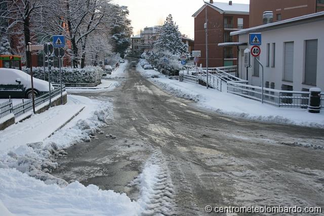 36.jpg - Varese Avigno. Caduti 13 cm con tormenta di neve nella notte. (Dario De Domenico)