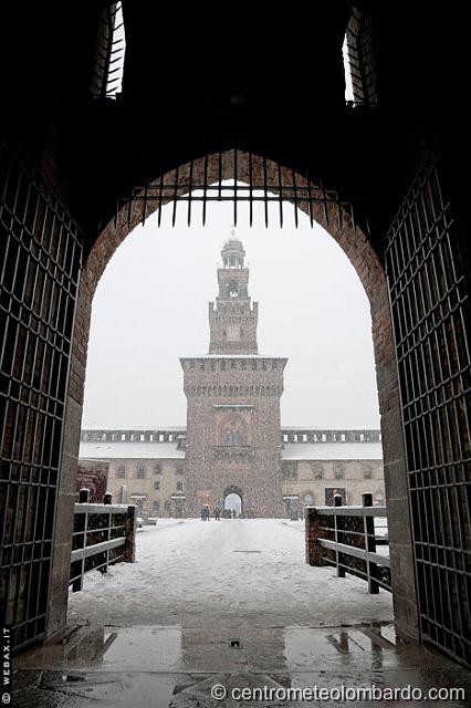 7.jpg - Castello Sforzesco, Milano, ore 14. Foto di Alessio Mesiano (www.webax.it)