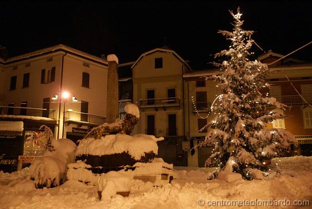 32.jpg - Barzio (LC), sera. Al suolo 35cm di neve fresca. Foto di Adri.