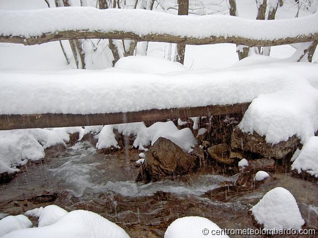7.jpg - Cremeno fraz. Maggio (LC), 800m. 2 Febbraio, ore 16. Ponticello in legno sul torrente della Valle del Lupo leggermente incurvato sotto il peso della neve. (Stefano Anghileri)