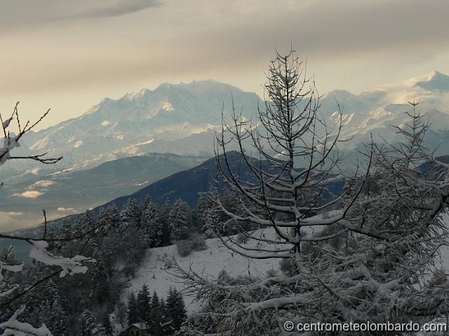 02.jpg - Pizzo Tre Termini (CO). 4 Dicembre, ore 15. Il Monte Rosa sullo sfondo. (Azzi  Andrea)