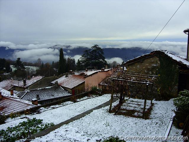 05.JPG - Sagno, 700m (Svizzera). 4 Dicembre, ore 14:00. Paese ricoperto da un leggero velo di neve. (Marco Zaffaroni)