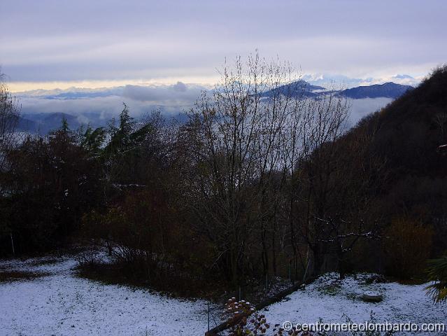 06.JPG - Sagno, 700m (Svizzera). 4 Dicembre, ore 14:00. Entra il Föhn e si scoprono il Monte Rosa e la catena alpina. (Marco Zaffaroni)