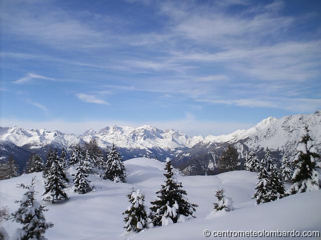 12.JPG - Monte Padrio (SO). 5 Dicembre, ore 12.30. Sguardo verso il Gruppo del Bernina. (Ivan Giudice)