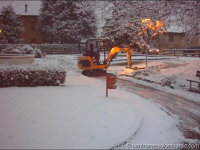 1.JPG - Tavazzano (LO). 17 Dicembre, ore 8. La prima nevicata di stagione è terminata: 5 cm di accumulo. (Fabio Passalacqua)