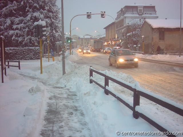 15.jpg - Tavazzano (LO). 22 Dicembre, ore 8. Terza nevicata di quest'inverno. (Fabio Passalacqua)