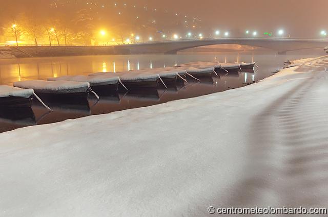 22.jpg - Lecco (LC). 21 Dicembre, ore 22:25. 15cm di neve alla confluenza del Lago di Como nell'Adda (Stefano Anghileri)