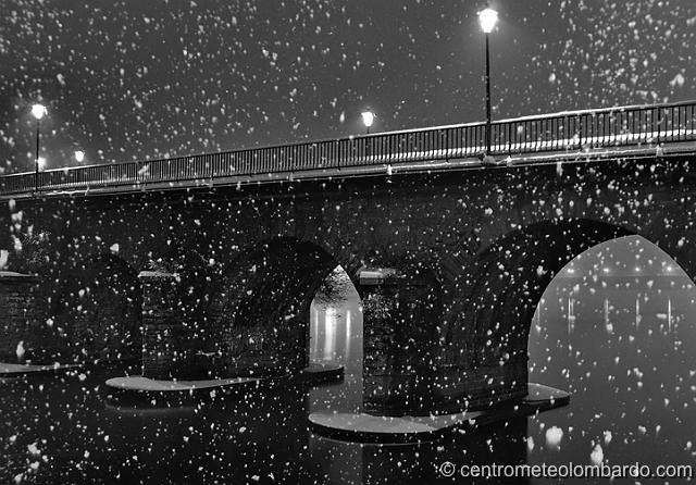 24.jpg - Lecco (LC). 22 Dicembre, ore 00:03. Il momento più intenso della nevicata con sfondo il Ponte Vecchio, di origine romana. (Stefano Anghileri)