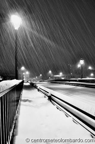25.jpg - Lecco (LC). 22 Dicembre, ore 00:09. Il momento più intenso della nevicata sul Ponte Vecchio. (Stefano Anghileri)