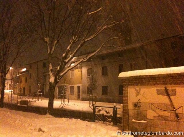 27.jpg - Mozzanica (BG). 21 Dicembre, ore 00.30. La nevicata in uno dei momenti di massima intensità. (Paolo Ghilardi)