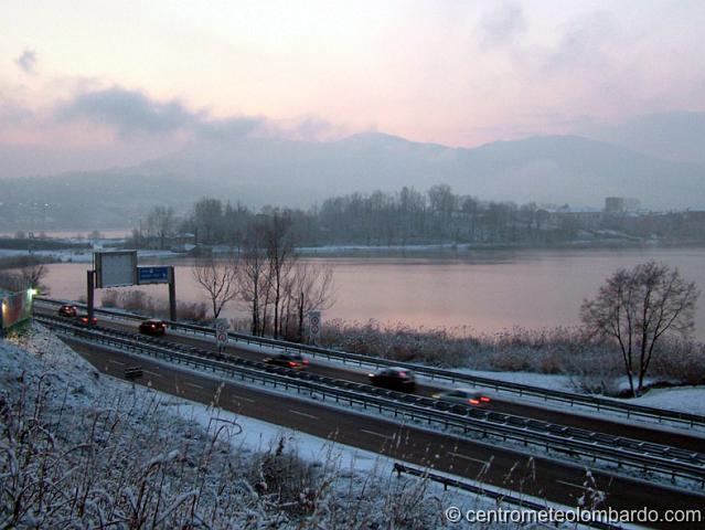 3.JPG - Lago di Annone (LC). 19 Dicembre, ore 7.45. In primo piano la SS36 in buone condizioni. Temperatura -5°C, al suolo circa 4 cm di neve. (Matteo Dei Cas)