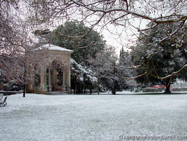 4.JPG - Erba (CO). 19 Dicembre, ore 10. Parco Majnoni. Neve farinosa di ottima qualità, 4 cm al suolo. (Matteo Dei Cas)