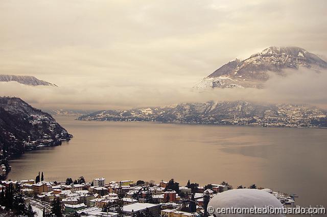 51.jpg - Bellano (LC). 23 Dicembre, ore 8.45. Vista del Lago di Como verso sud. (Barbara Mezzera, www.balconisullealpi.it)