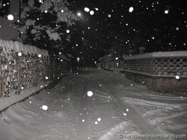 60.jpg - Venegono Inferiore (VA). 21 Dicembre, ore 22:43. A piedi per la città. (Matteo Tacconi)