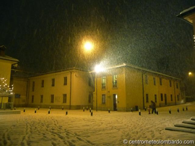 63.jpg - Barlassina (MB). 21 dicembre, ore 17:20. Particolare della piazza di Barlassina sotto la fitta nevicata. (Marco Burato)