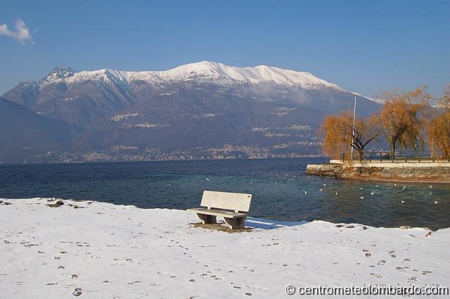 7.jpg - Bellano (LC). 19 Dicembre, ore 13. Spiaggia innevata. (Barbara Mezzera,  www.balconisullealpi.it)