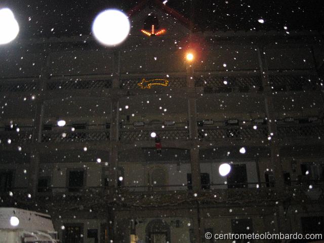 8.jpg - Villa di Serio (Bergamo), 18 Dicembre, ore 23.50. I fiocchi durante la massima intensità della nevicata. (Giuseppe Barreca)