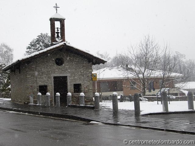 2.jpg - Vergiate (VA). 10 Marzo, ore 13.45. Chiesetta di S.Gallo durante la nevicata. (Monica Bresciani)