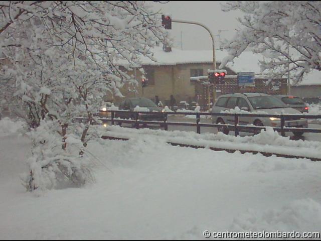 5.jpg - Tavazzano (LO) 10 Marzo, ore 8:30.  Scorcio della via Emilia. Decimo giorno di neve, accumulo totale episodio 17cm. (Fabio Passalacqua)
