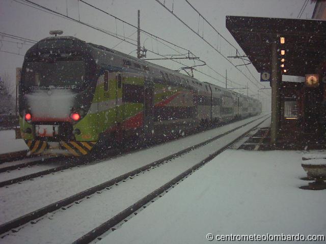 1.jpg - Tavazzano (LO).  Ore 16. Nevicata inaspettata ma decisamente produttiva. Alle 20, a fine evento, 11 cm. (FPassa)