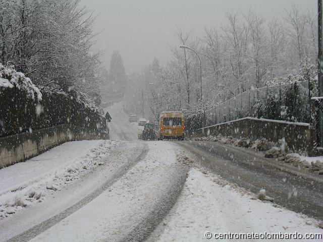 10.jpg - Venegono Inferiore (VA). Ore 15:20. Per le vie del paese durante la nevicata. (Matteo Tacconi)