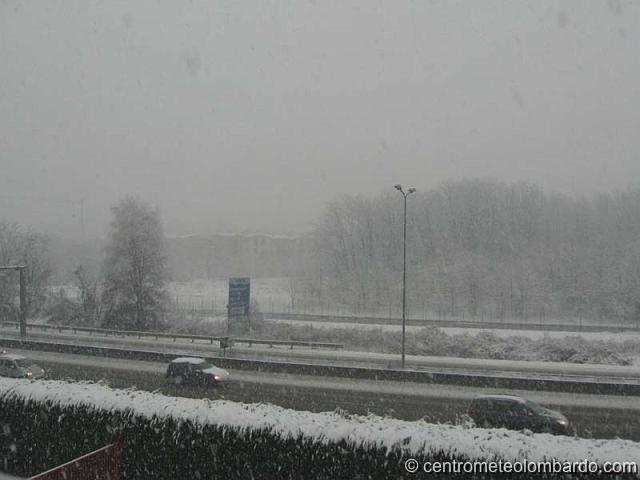 17.jpg - Barlassina (MB). Ore 15:30. Massima intensità della nevicata ripresa dalla webcam di Barlassina. (Marco Burato)