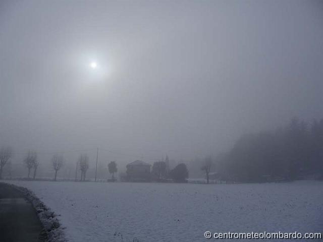 19.jpg - Birago (fraz. Lentate sul Seveso, MB). Ore 10:35. Il sole tenta di fare capolino nell'atmosfera nebbiosa post-nevicata. (Marco Burato)