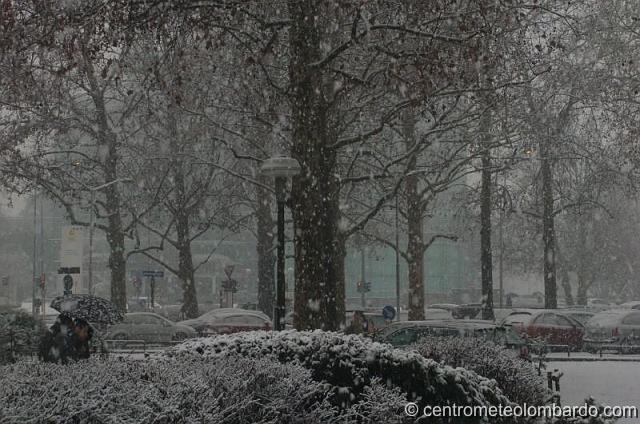 23.jpg - San Donato Milanese (MI). Ore 14:30 circa. Uno dei momenti di massima intensità della nevicata. (Stefano Begotti)