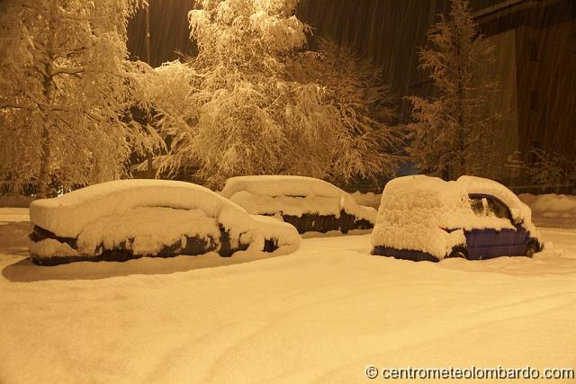 3.JPG - Barzio (LC). Ore 20:25. Auto nei pressi del parcheggio di Via Provinciale. (Adriano Plati)