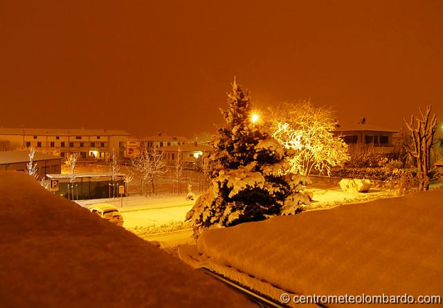 5.JPG - Gossolengo (PC). Ore 21. Fine della nevicata. (Giuliano Rasparini)