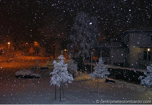 6.JPG - Gossolengo (PC). Ore 21. Una vera tormenta di neve. (Giuliano Rasparini)