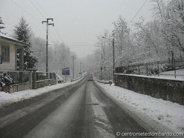 21.JPG - Tradate (VA). 1 dicembre, ore 10.15. Dall'auto in località Bosco di Valle durante la nevicata. (Matteo Tacconi)