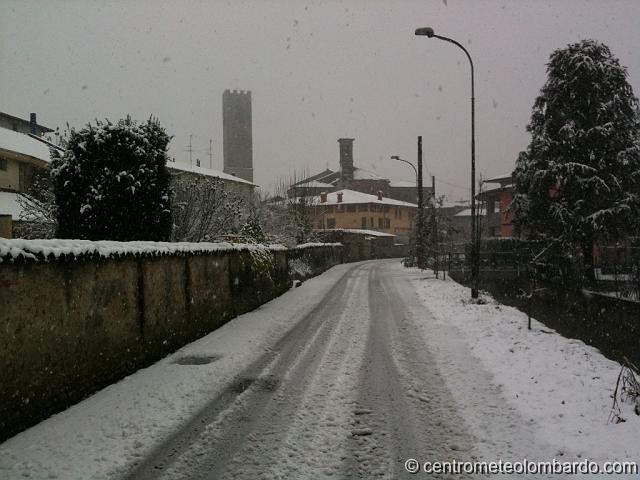 26.jpg - Mozzanica (BG). 26 novembre, ore 11.30. Uno dei momenti di massima intensità della nevicata. (Paolo Ghilardi)