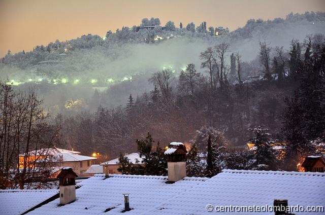 33.jpg - 1 dicembre,  ore 18. Fine nevicata, vista città alta. (Andrea Ravasio)