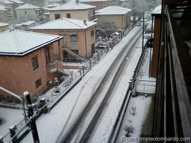 38.jpg - Tavazzano (LO). 26 novembre, ore 10. La neve si impossessa di Tavazzano e deposita 4 cm. (Fabio Passalacqua)