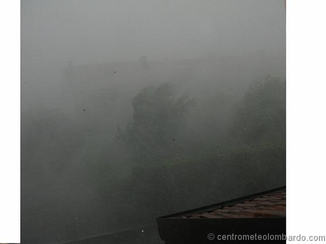 16.jpg - 12 Luglio, ore 14. Un violento temporale colpisce Alzate Brianza (CO). Foto di Cordolcini Ferruccio.