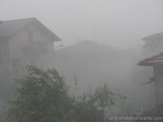 17.jpg - 12 Luglio, ore 14. Un violento temporale colpisce Alzate Brianza (CO). Foto di Cordolcini Ferruccio.