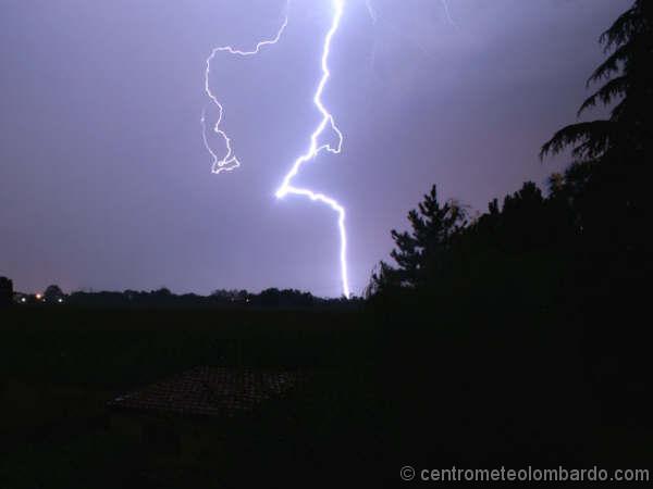 43.jpg - 12 Luglio, ore 21.15. Fulmine visto da Inveruno (MI). Foto di Toso Valerio.